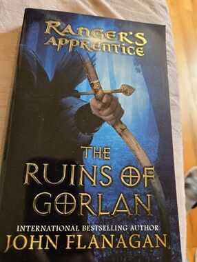 Ranger's Apprentice: The Ruins of Gorlan by John Flanagan - Blue Cover